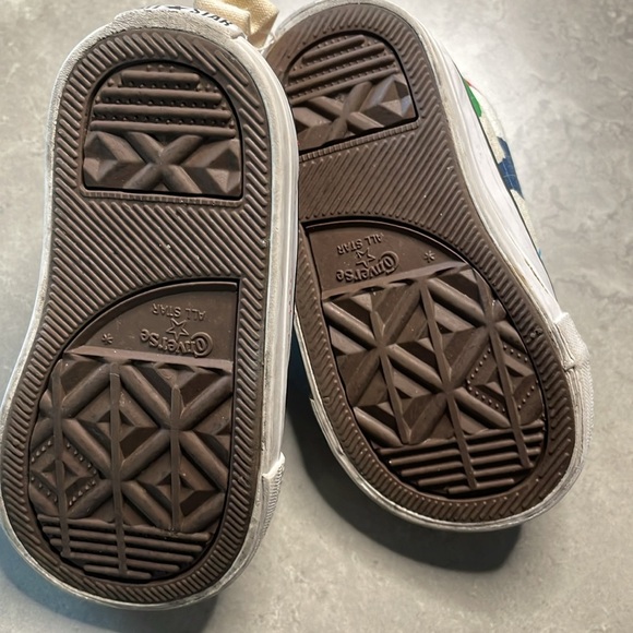 Toddler Converse Around the World Shoes, Size 4 - Picture 5 of 7